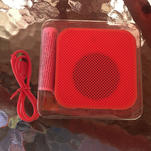 Bluetooth travel speaker - Picture 2 of 2